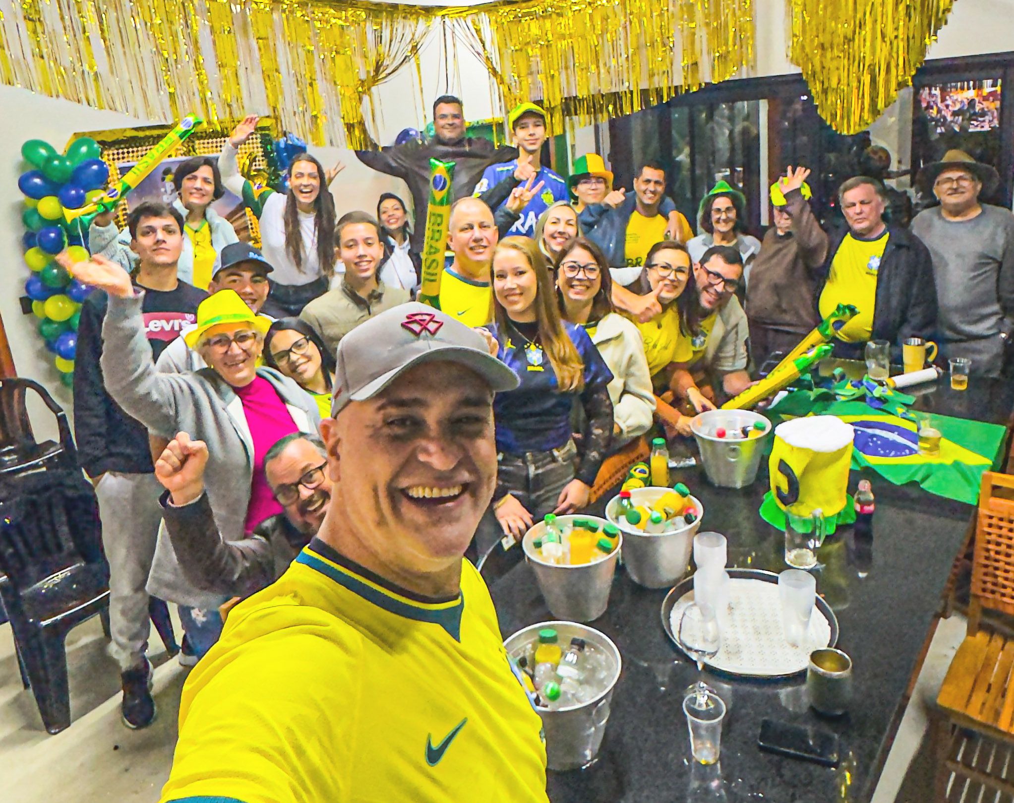 Produtor rural de Santo Antônio do Aracanguá (SP) acompanha jogo do Brasil ao lado do goleiro Marcos em campanha da Massey Ferguson